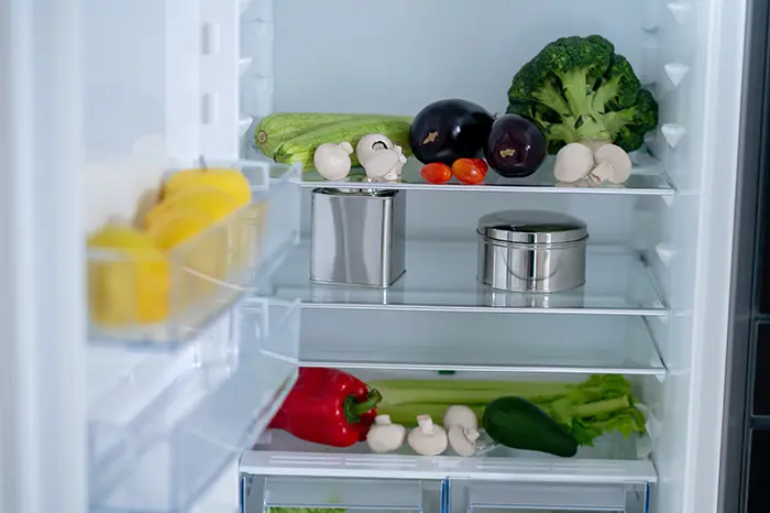 Продукты на полках в холодильнике